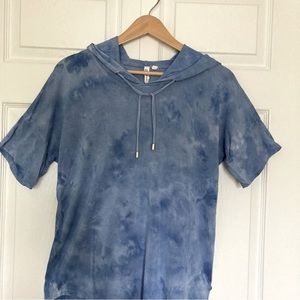 Cable and Gauge tye dye hooded short sleeved shirt